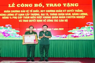 Đại tá Nguyễn Trìu Mến trao Huân chương Bảo vệ Tổ quốc hạng Nhì cho Đại tá Vũ Công Đạo.
