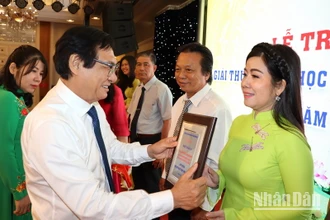Phó Chủ tịch Ủy ban nhân dân tỉnh Đồng Nai Nguyễn Sơn Hùng trao Giải A cho Nghệ sĩ nhân dân Đồng Thị Quế Anh.