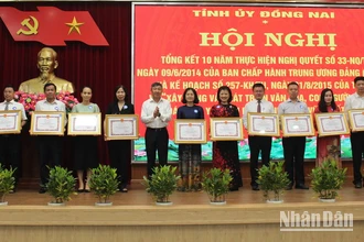 Phó Bí thư Thường trực Tỉnh ủy Đồng Nai Hồ Thanh Sơn trao khen thưởng cho các tập thể.