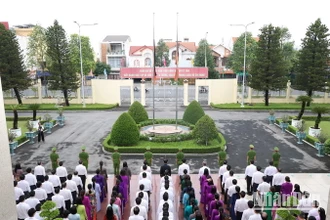 Các đại biểu dành một phút mặc niệm tưởng nhớ Tổng Bí thư Nguyễn Phú Trọng tại Trụ sở Tỉnh ủy Đồng Nai. 