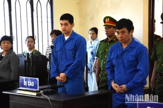 Hai bị cáo Hoàng Văn Tính (bên phải) và Lê Dương tại phiên tòa.