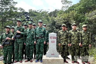 Cán bộ, chiến sĩ Đồn Biên phòng cửa khẩu quốc tế Cha Lo (Bộ đội Biên phòng Quảng Bình) và Đại đội Biên phòng 311 và 312 (Bộ Chỉ huy Quân sự tỉnh Khammouane) chụp ảnh lưu niệm bên mốc giới số 522.