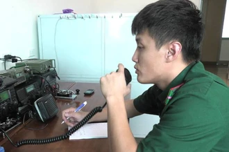 Bộ đội Biên phòng Quảng Bình liên lạc với tàu cá trong tỉnh thông qua hệ thống liên lạc tầm xa HF.