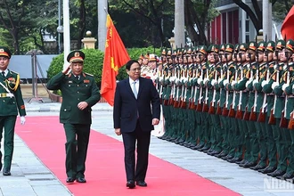 Thủ tướng Phạm Minh Chính duyệt đội danh dự Quân đội nhân dân Việt Nam.