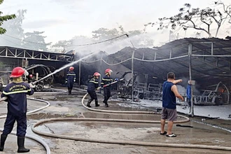 Lực lượng Cảnh sát Phòng cháy chữa cháy và Cứu nạn cứu hộ tổ chức dập tắt đám cháy.