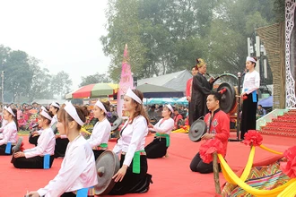 Thực hành nghi lễ khai hạ của Mo Mường ở Hòa Bình. (Ảnh KHÁNH LINH)