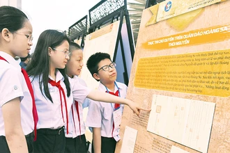 Học sinh tham quan triển lãm về chủ quyền biển đảo Việt Nam tại Nhà trưng bày Hoàng Sa, Đà Nẵng.