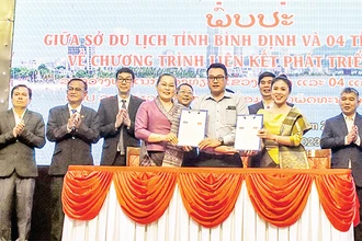 Một số doanh nghiệp tỉnh Bình Định và bốn tỉnh nam Lào ký biên bản ghi nhớ (Ảnh MINH THU)