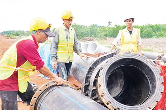 Công nhân thi công đường ống cung cấp nước cho sân bay Long Thành.