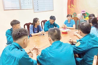 Một buổi họp của Ban Chỉ huy quân sự xã Phước Trạch, huyện Gò Dầu với các dân quân xã.