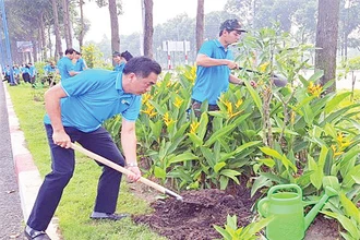 Lãnh đạo Ủy ban nhân dân tỉnh Bình Dương trồng cây tại Lễ phát động "Ngày thứ bảy văn minh" cuối tháng 6/2024.