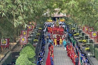 Diễu hành đón rước Lễ tại Đền Tưởng niệm các Vua Hùng, Công viên Lịch sử-Văn hóa Dân tộc. 