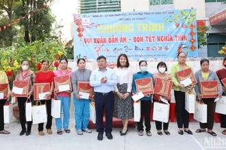 Ông Võ Minh Thắng, Phó Tổng Giám đốc EVNGENCO3 và bà Trần Thị Hồng, Bí thư Đảng ủy Phường An Khánh trao quà cho các hộ dân trên địa bàn phường.