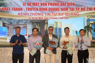 Các nhân sự của QRT ra mắt tại văn phòng mới ở Thành phố Hồ Chí Minh.