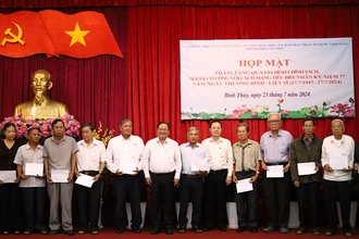 Lãnh đạo Thành ủy Cần Thơ tặng quà cho các gia đình chính sách ở quận Bình Thủy.
