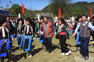 Đông đảo đồng bào dân tộc huyện Sìn Hồ, tỉnh Lai Châu cùng nhảy điệu xòe.
