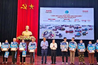 Nguyên Phó Thủ tướng Thường trực Chính phủ trao tặng vật tư "Cùng ngư dân thắp sáng đèn trên biển.