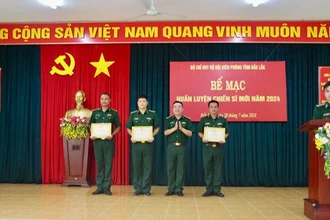 Đại tá Đào Viết Hùng, Chỉ huy trưởng Bộ đội Biên phòng tỉnh Đắk Lắk trao tặng giấy khen cho 3 tập thể có nhiều thành tích xuất sắc trong khóa huấn luyện.
