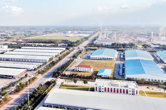 Khu Công nghiệp Minh Hưng III (phường Minh Hưng, thị xã Chơn Thành, Bình Phước) kết nối với cảng Cát Lái thông qua hai trục chính là Quốc lộ 13 và tuyến Mỹ Phước-Tân Vạn.