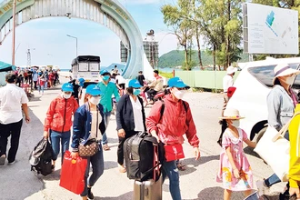 Khách du lịch đến thành phố Phú Quốc, tỉnh Kiên Giang.