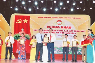 Ông Quách Ngọc Phong giành giải đặc biệt tại Chung khảo Hội thi Trưởng Ban Công tác Mặt trận giỏi thành phố Hà Nội năm 2023. 