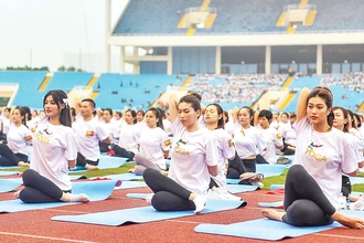 5.000 người đồng diễn yoga, xếp hình cờ Tổ quốc