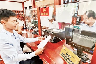 Người dân, doanh nghiệp làm thủ tục hành chính tại Trung tâm Phục vụ hành chính công, Xúc tiến đầu tư và Hỗ trợ doanh nghiệp tỉnh Nam Định.
