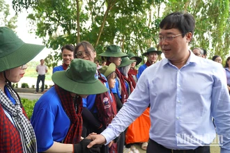 Bí thư Tỉnh ủy Đồng Tháp Lê Quốc Phong tặng khăn rằn, động viên sinh viên tham gia Chiến dịch tình nguyện Mùa hè xanh năm 2024. (Ảnh: HỮU NGHĨA)