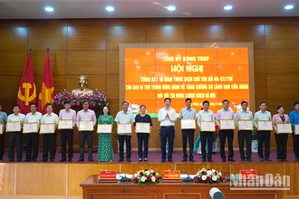 Phó Chủ tịch Ủy ban nhân dân tỉnh Đồng Tháp Huỳnh Minh Tuấn trao Bằng khen của Ủy ban nhân dân tỉnh cho 16 tập thể đã có thành tích xuất sắc trong triển khai thực hiện Chỉ thị số 40.