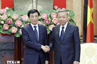 Chủ tịch nước Tô Lâm tiếp Chủ tịch Chính hiệp toàn quốc Trung Quốc Vương Hộ Ninh. (Ảnh: TTXVN)