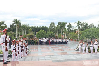 Trong không khí trang nghiêm thành kính, các đại biểu dành phút mặc niệm tưởng nhớ công lao to lớn của Chủ tịch Hồ Chí Minh vĩ đại, anh linh các Anh hùng liệt sĩ và Tổng Bí thư Nguyễn Phú Trọng. 