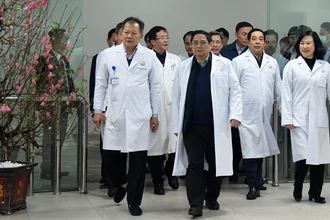 [Ảnh] Thủ tướng Phạm Minh Chính thăm, chúc Tết, động viên cán bộ, bác sĩ và bệnh nhân các bệnh viện tại Hà Nội