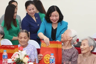 Bí thư Thành ủy Hà Nội Bùi Thị Minh Hoài tặng quà cho người có công tại Trung tâm Nuôi dưỡng và Điều dưỡng người có công số II Hà Nội.