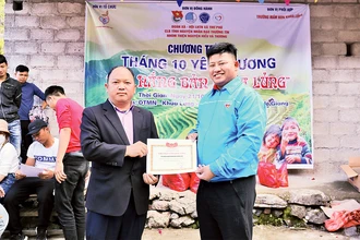 Anh Văn Ðình Tưởng (bên phải) trong một chuyến đi thiện nguyện tại tỉnh Hà Giang. 