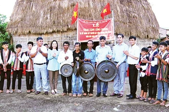 Ủy ban nhân dân huyện Ðăk Hà (tỉnh Kon Tum) trao bộ cồng chiêng tặng thôn Ðăk Kang Yốp.