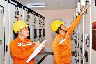 Nhân viên Ðiện lực Phú Quý theo dõi thu thập dữ liệu, số liệu quản lý vận hành hệ thống điện trên đảo.