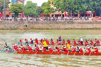 Thuyền bơi đua tranh để giành giải trong lễ hội đua thuyền truyền thống trên sông Kiến Giang, huyện Lệ Thủy.