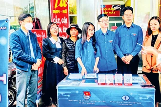 Ra mắt mô hình chợ dân sinh không dùng tiền mặt tại chợ Gò Công, quận Kiến An. (Ảnh AN KIÊN)
