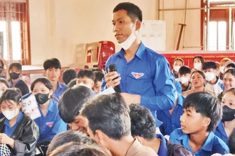 Thanh niên người dân tộc thiểu số huyện Hướng Hóa, tỉnh Quảng Trị tại buổi giao lưu đối thoại đi làm việc nước ngoài theo hợp đồng.