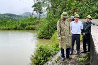 Lãnh đạo tỉnh Thanh Hóa kiểm tra mố cầu Vụng Láu ở huyện Thường Xuân.