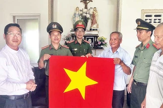 Công an tỉnh Đắk Nông tặng cờ Tổ quốc cho các cơ sở tôn giáo trên địa bàn.