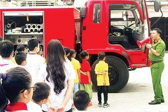 Báo cáo viên Phòng Cảnh sát Phòng cháy, chữa cháy và Cứu nạn, cứu hộ giới thiệu về phương tiện chữa cháy. (Ảnh THỤC QUYÊN)