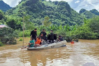 Thành phố Sơn La huy động cán bộ, chiến sĩ hỗ trợ 35 hộ dân bản Phứa Cón, phường Chiềng An ra khỏi khu vực ngập úng.