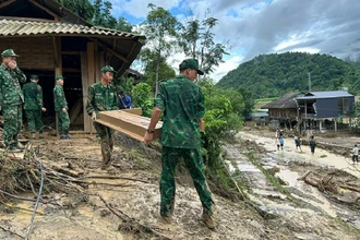 Cán bộ, chiến sĩ Bộ đội Biên phòng Điện Biên cùng các lực lượng hỗ trợ cứu nạn sau lũ quét tại xã Mường Pồn.