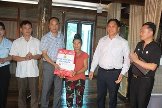 Các đồng chí lãnh đạo Hiệp hội Doanh nghiệp tỉnh Điện Biên trao quà, động viên gia đình chính sách ở huyện Tuần Giáo, tỉnh Điện Biên.