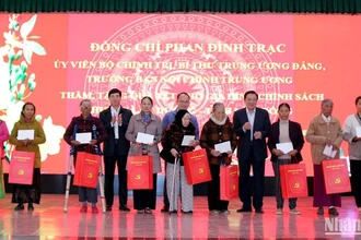 Đồng chí Phan Đình Trạc và Phó Bí thư thường trực Tỉnh ủy Lâm Đồng Trần Đình Văn trao quà Tết tặng các gia đình chính sách huyện Lạc Dương.