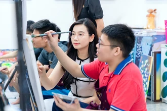 Nhiều năm qua, Lương Giang đã gieo hy vọng cho hàng trăm trẻ tự kỷ qua các dự án hội họa phi lợi nhuận để trẻ được học vẽ hoàn toàn miễn phí.