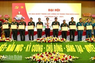 Ủy viên Trung ương Đảng, Bí thư Tỉnh ủy Kiên Giang Đỗ Thanh Bình trao Bằng khen cho các tập thể đạt thành tích xuất sắc trong phong trào Thi đua quyết thắng lực lượng vũ trang tỉnh Kiên Giang giai đoạn 2019-2024.