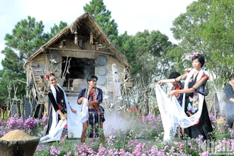 Quyến rũ thời trang thổ cẩm và âm nhạc Tây Nguyên bên hồ Xuân Hương-Đà Lạt