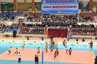 Giải Bóng chuyền Cúp Hoa Lư-Bình Điền lần thứ 18 tổ chức tại Nhà thi đấu thể dục thể thao tỉnh Ninh Bình. Ảnh: XUÂN TRƯỜNG